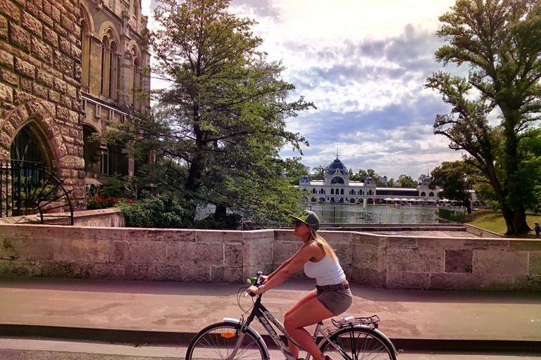 Lo mejor de Budapest en bicicletaLo mejor de Budapest en bici con una comida húngara