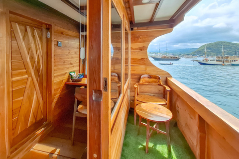 Labuan Bajo: 3-Day Komodo Sailing Luxury Boat with All Fees Deluxe Boat - Private Standar Room (2pax/room)