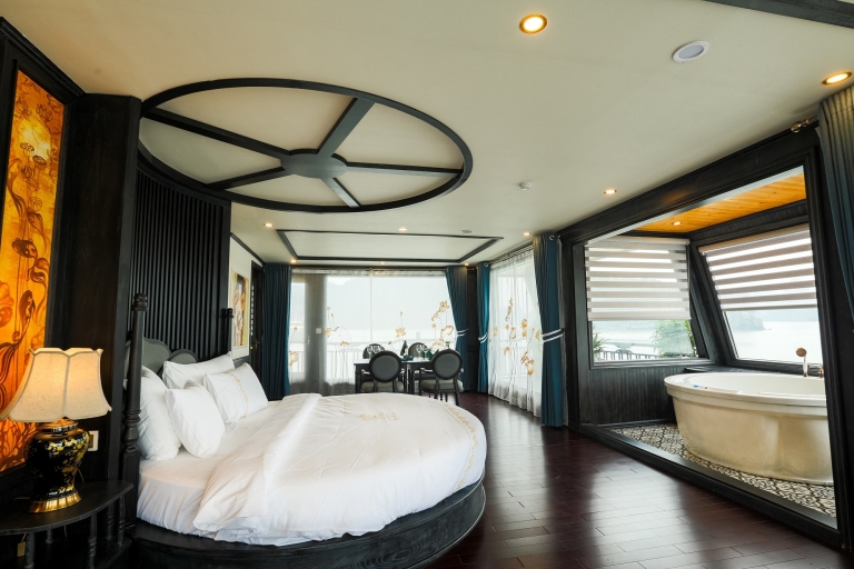 Desde Hanoi: crucero nocturno por la bahía de Ha Long con comidas y trasladoCrucero con habitación con balcón