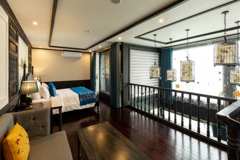 Desde Hanoi: crucero nocturno por la bahía de Ha Long con comidas y trasladoCrucero con habitación con balcón