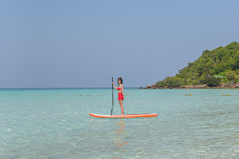 Viagem à ilha de Pattaya com foto de drone em lancha rápida.