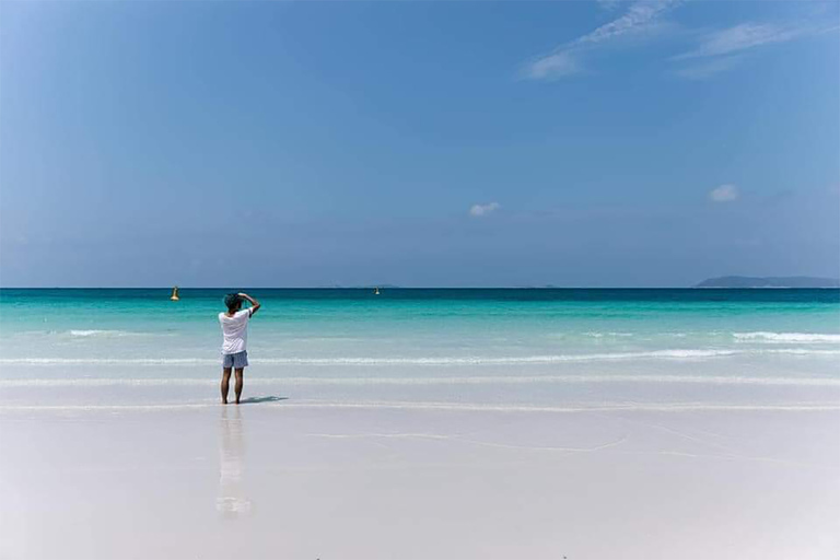 Viagem à ilha de Pattaya com foto de drone em lancha rápida.