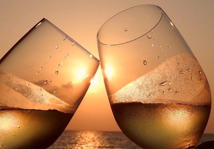 Kreuzfahrten und Bootstouren bei Sonnenuntergang + Wine
