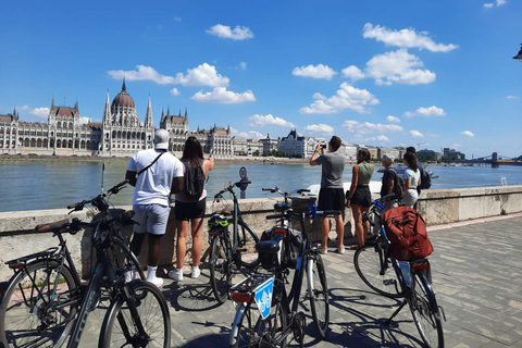 Lo mejor de Budapest en bicicletaLo mejor de Budapest en bici con una comida húngara