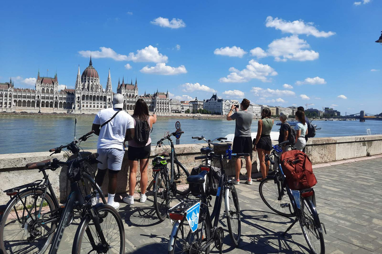 Lo mejor de Budapest en bicicletaLo mejor de Budapest en bici con una comida húngara