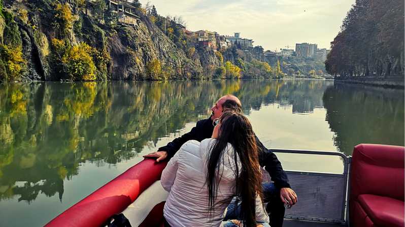 Tbilisi: giro turistico in barca sul fiume con drink di benvenuto