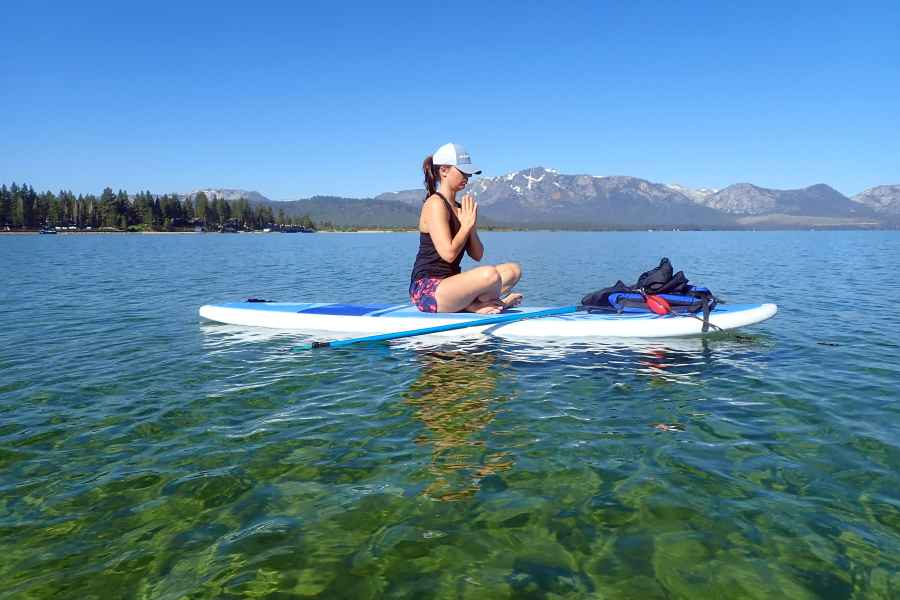 Lake Tahoe: Stand Up Paddle Yoga. Foto: GetYourGuide