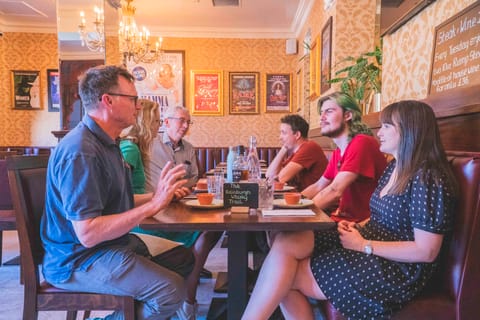 Edinburgh: Guided Whisky Tasting & Walking Tour with Snacks
