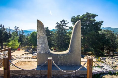From Elounda: Knossos Palace, Museum & Winery Private Tour