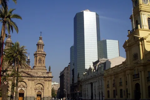Santiago: tour a pie guiado de día completo con almuerzo chileno