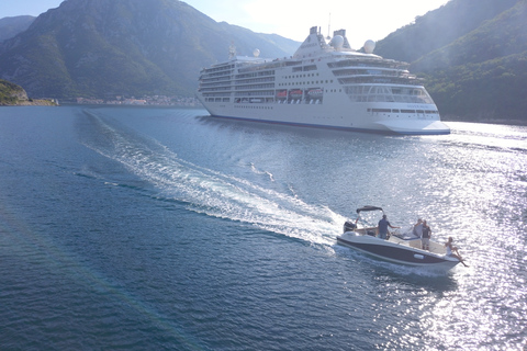 Kotor : Excursion en bateau rapide privé à la grotte bleue avec temps de baignadeKotor : Excursion privée en bateau rapide à la grotte bleue avec temps de baignade