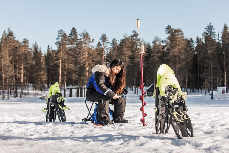 Desde Rovaniemi: tour de pesca con herraduras en la nieve y pesca en hielo