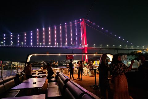 Istanbul: Bosporus-musik og middagskrydstogt m/ privat bord