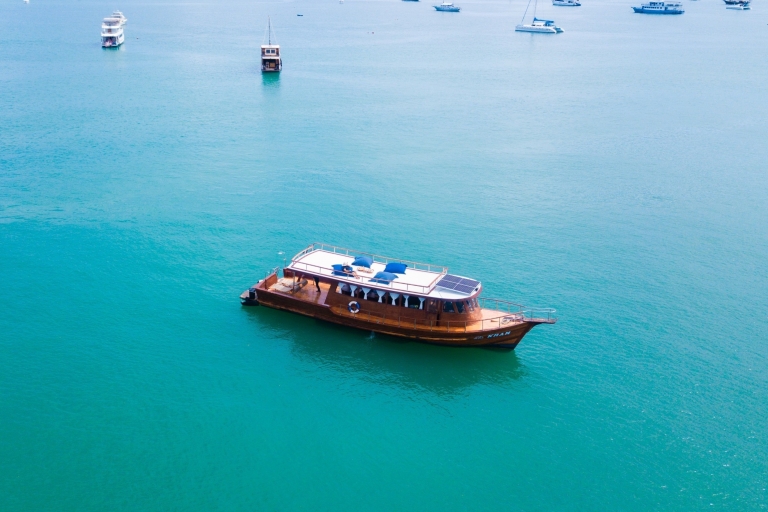 De Phuket: location de bateaux en bois d'époque à l'île de RachaDe Phuket: location de bateaux vintage en bois à l'île de Racha