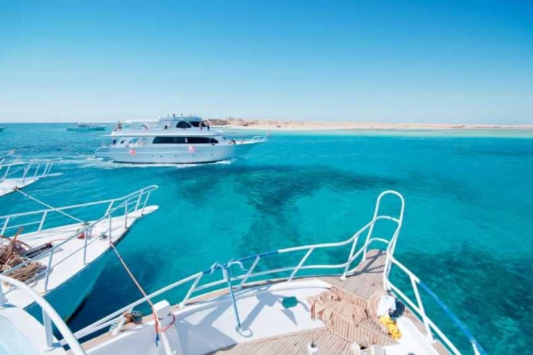 Sharm El-Sheikh: luxe cruise naar Ras Mohammed en White IslandRas Mohammed, BBQ-lunch, snorkelen en privétransfer