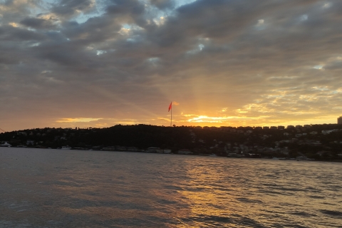 Istanbul : croisière au coucher du soleil sur le Bosphore avec collations et boissons