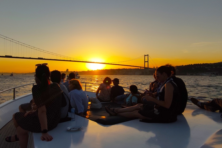 Istanbul : croisière au coucher du soleil sur le Bosphore avec collations et boissons