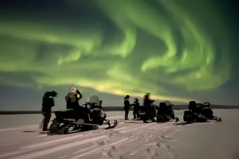 Kiruna: Geführte Motorschlittentour und Nordlichtjagd