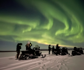 Kiruna: Excursión guiada en moto de nieve y caza de auroras boreales
