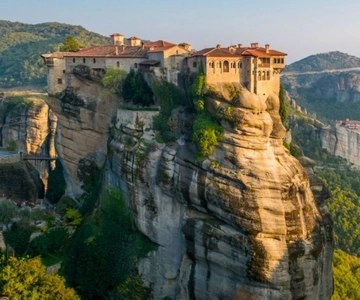 Delphi and Meteora: 2-Day Bus Tour from Athens