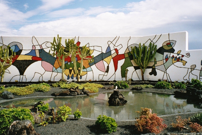 Lanzarote: César Manrique y jardín de cactus desde el puerto de cruceros