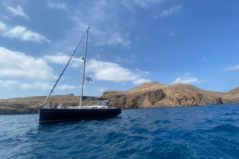 Funchal: excursion privée en voilier d'une demi-journée et d'une journée complèteFunchal: excursion privée en voilier d'une demi-journée