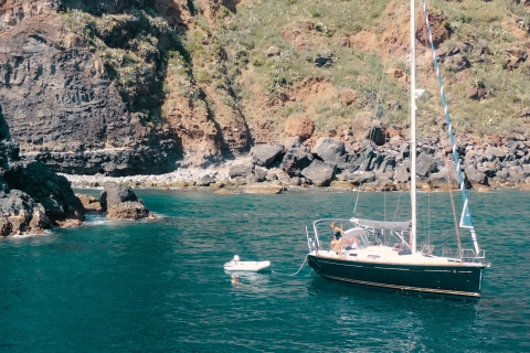 Funchal: Halb- und Ganztagestour mit dem SegelbootFunchal: Halbtägige private Segelboottour