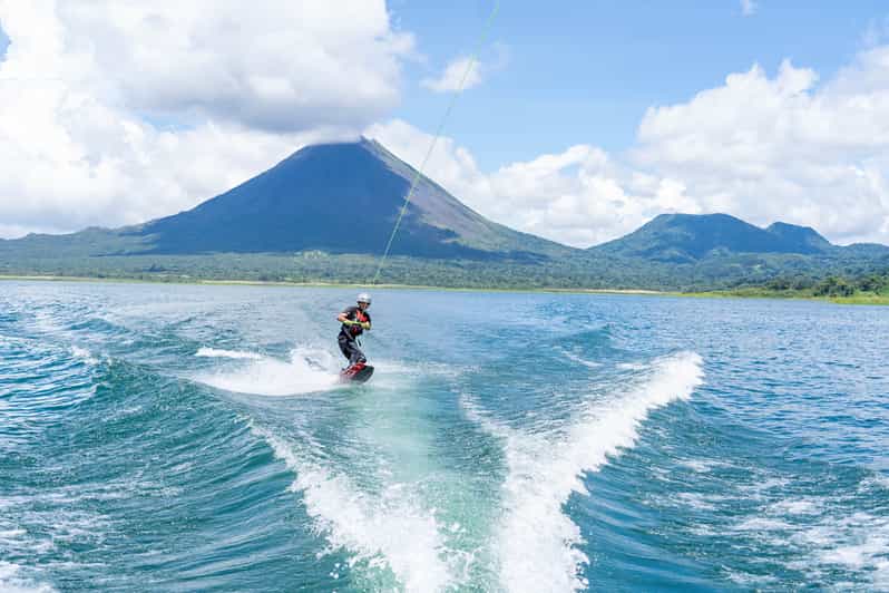 De El Castillo viagem de wakeboard no lago Arenal GetYourGuide