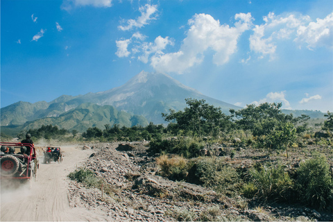 Yogyakarta: Mount Merapi Jeep Safari met gids en transferTour voor overdag