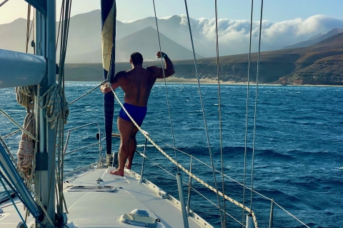 Morro Jable: zeilbootexcursie met eten en drinkenMorro Jable: privéboottocht met eten en drinken