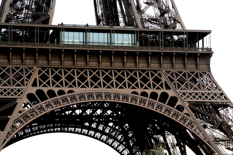 Paris: Abendessen in der Madame Brasserie des Eiffelturms um 18:30 UhrGustave-Menü mit Getränken - Mitte des Restaurants