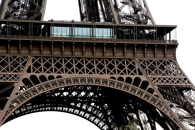 Paris: Eiffel Tower's Madame Brasserie Dinner at 6:30 PM Gustave Menu with Drinks - Center of Restaurant