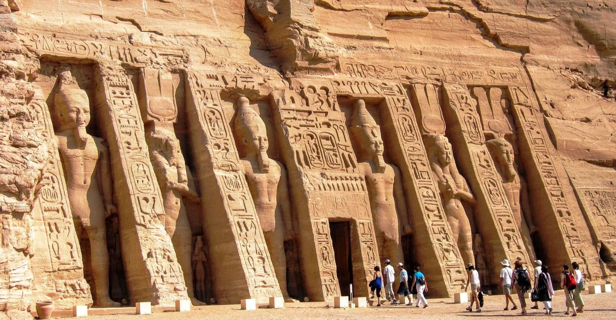 从阿斯旺,Abu Simbel 与旅馆皮卡联运的 " Abu Simbel " 寺庙日旅行 - Hizvo