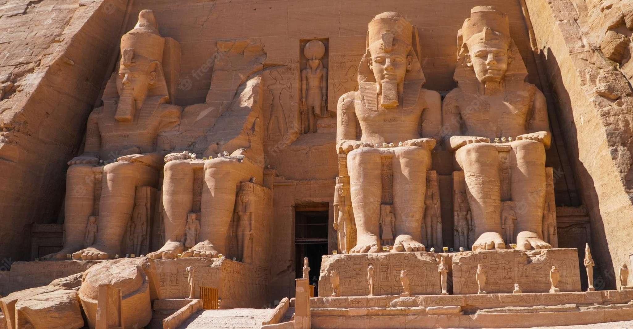 从阿斯旺,Abu Simbel 与旅馆皮卡联运的 " Abu Simbel " 寺庙日旅行 - Hizvo