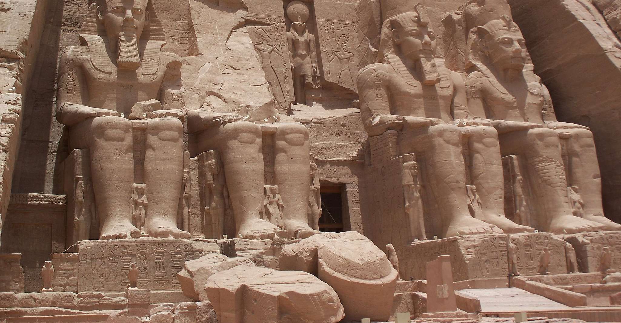 从阿斯旺,Abu Simbel 与旅馆皮卡联运的 " Abu Simbel " 寺庙日旅行 - Hizvo