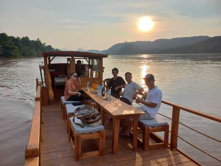Luang Prabang: crucero privado al atardecer y cena caliente de marihuana