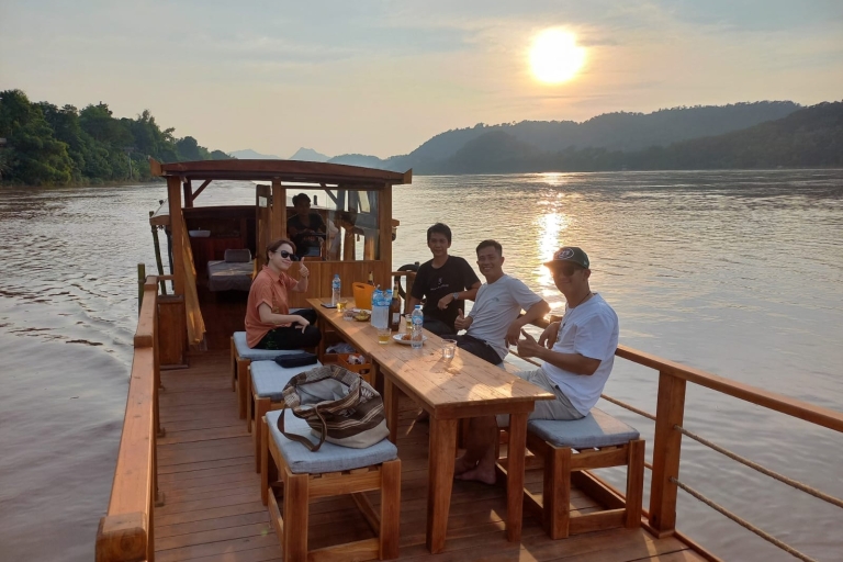 Luang Prabang: Mekong Sunset Cruise and Hot Pot Dinner Luang Prabang: Join-in Sunset Cruise and Hot Pot Dinner