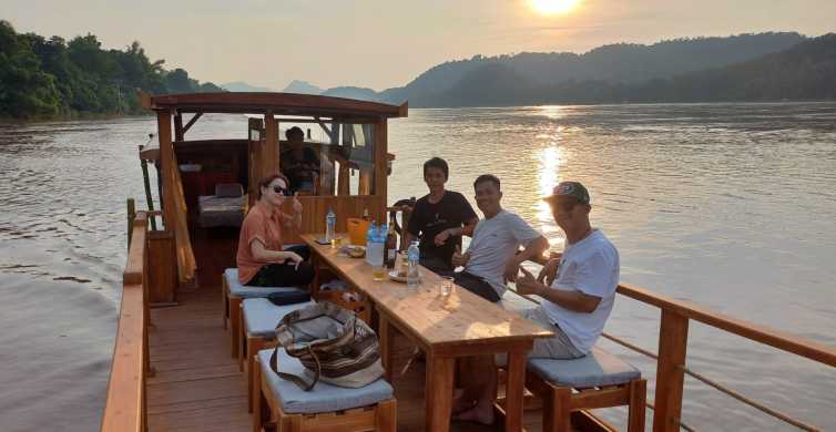 Luang Prabang: Croazieră la apus pe Mekong și cină cu oală fierbinte