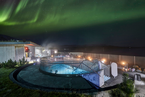 From Reykjavik: Northern Lights and Geothermal Baths Tour