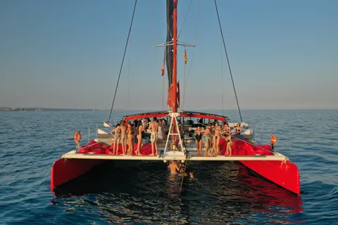 Cambrils : Croisière d'une journée en catamaran avec barbecue et boissons