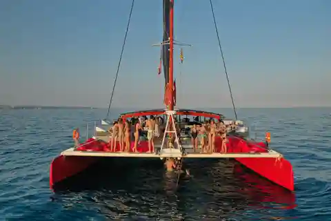 Cambrils: Jednodniowy rejs katamaranem z grillem i napojami