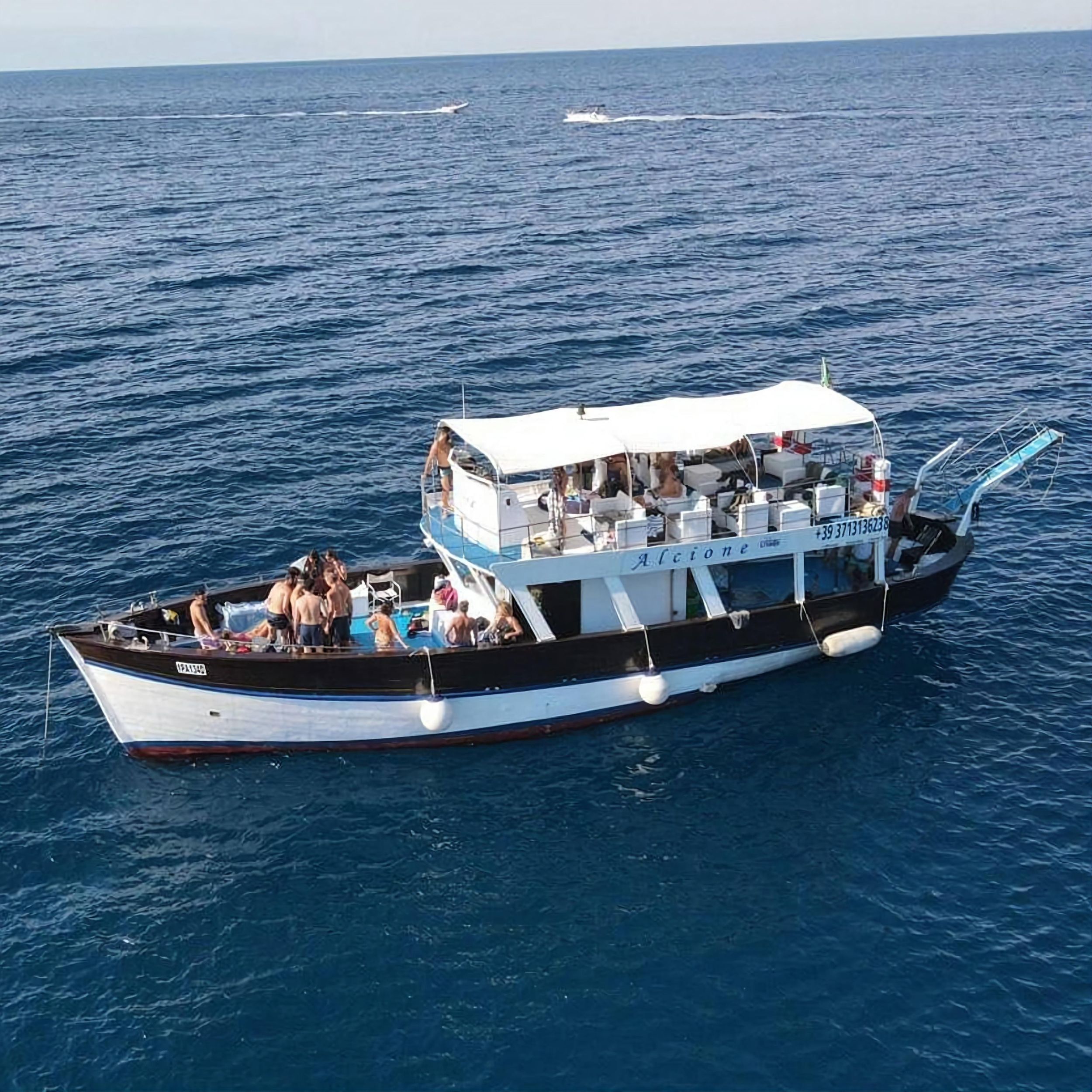 Ischia: Bootsfahrt um die Insel mit neapolitanischem Mittagessen und Schnorcheln