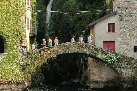 Lake Como Boat Tour: 2h Private Tour to Villa and Waterfalls