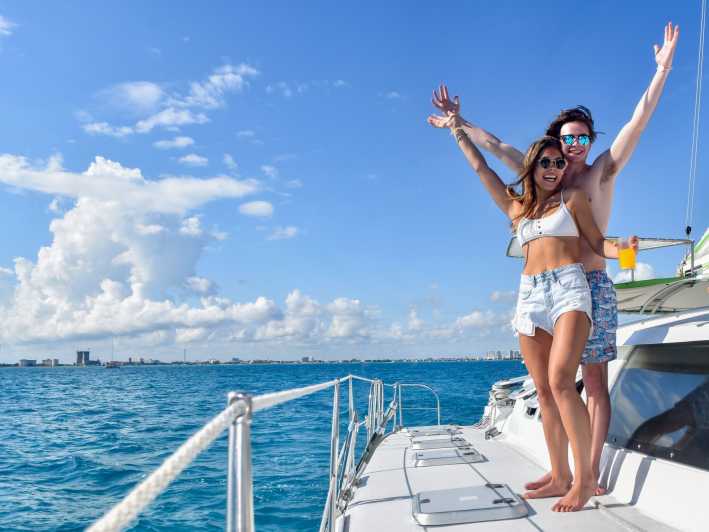 Da Cancún: tour in catamarano di Isla Mujeres con snorkeling, open bar e transfer