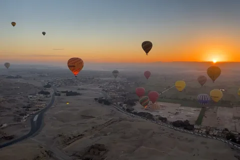 Aswan: Luxor Day Trip with Sunrise Hot Air Balloon & Felucca