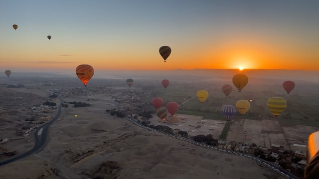 Aswan: Luxor Day Trip with Sunrise Hot Air Balloon & Felucca