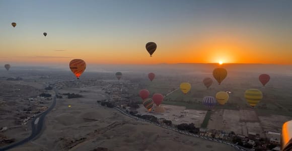 Assuan: Luxor Tagesausflug mit Sonnenaufgang Heißluftballon & Feluke