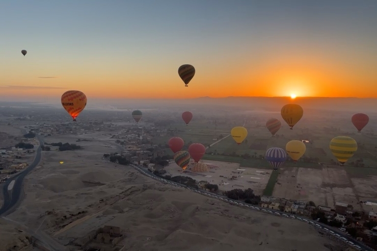 Asuán: Excursión de un día a Luxor con globo aerostático al amanecer y feluca