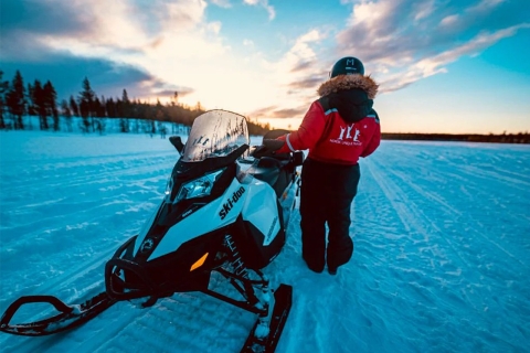 Rovaniemi: expérience d'une demi-journée en motoneige et pêche sur glace