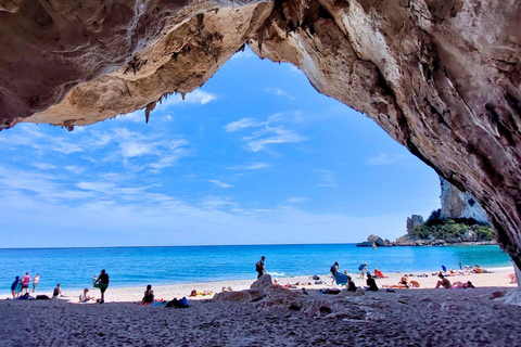 Au départ de Cala Gonone : excursion en dinghy dans le golfe d&#039;OroseiAu départ de Cala Gonone : excursion en canot pneumatique dans le golfe d&#039;Orosei